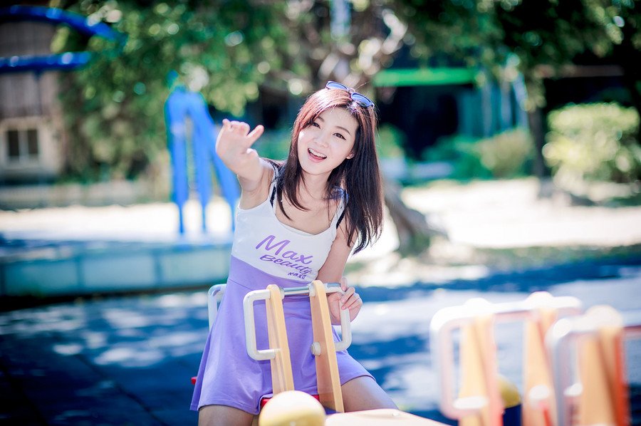 友谊和爱情之间的区别在于：友谊意味着两个人和世界，然而爱情意味着两个人就是世界。